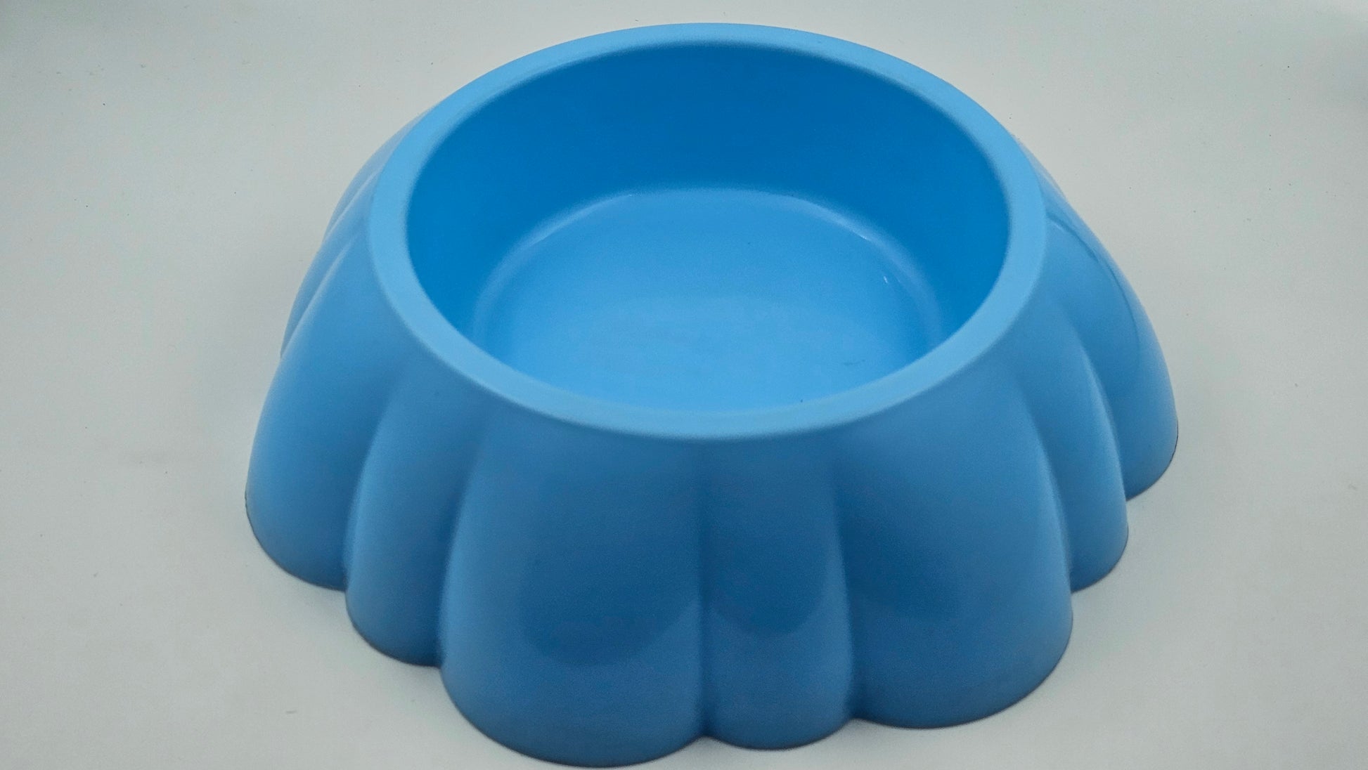 Round Flower-Shaped Pet Bowl