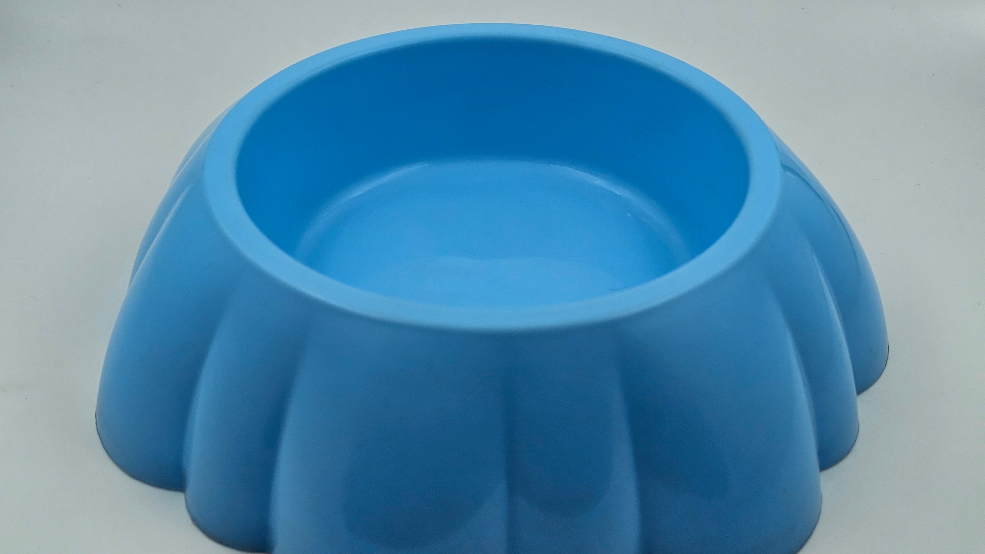 Round Flower-Shaped Pet Bowl
